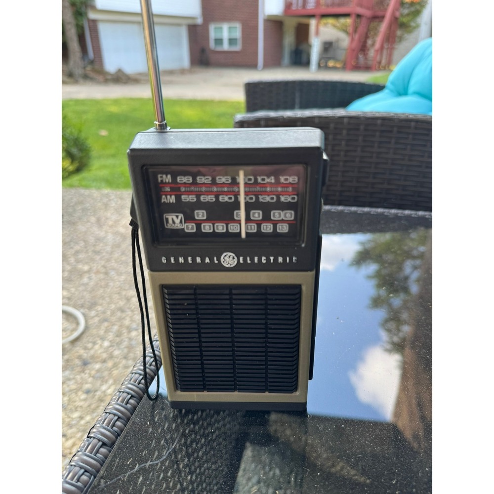 1980 Vintage General Electric GE 7-2927A Portable AM FM TV Sound Radio Black